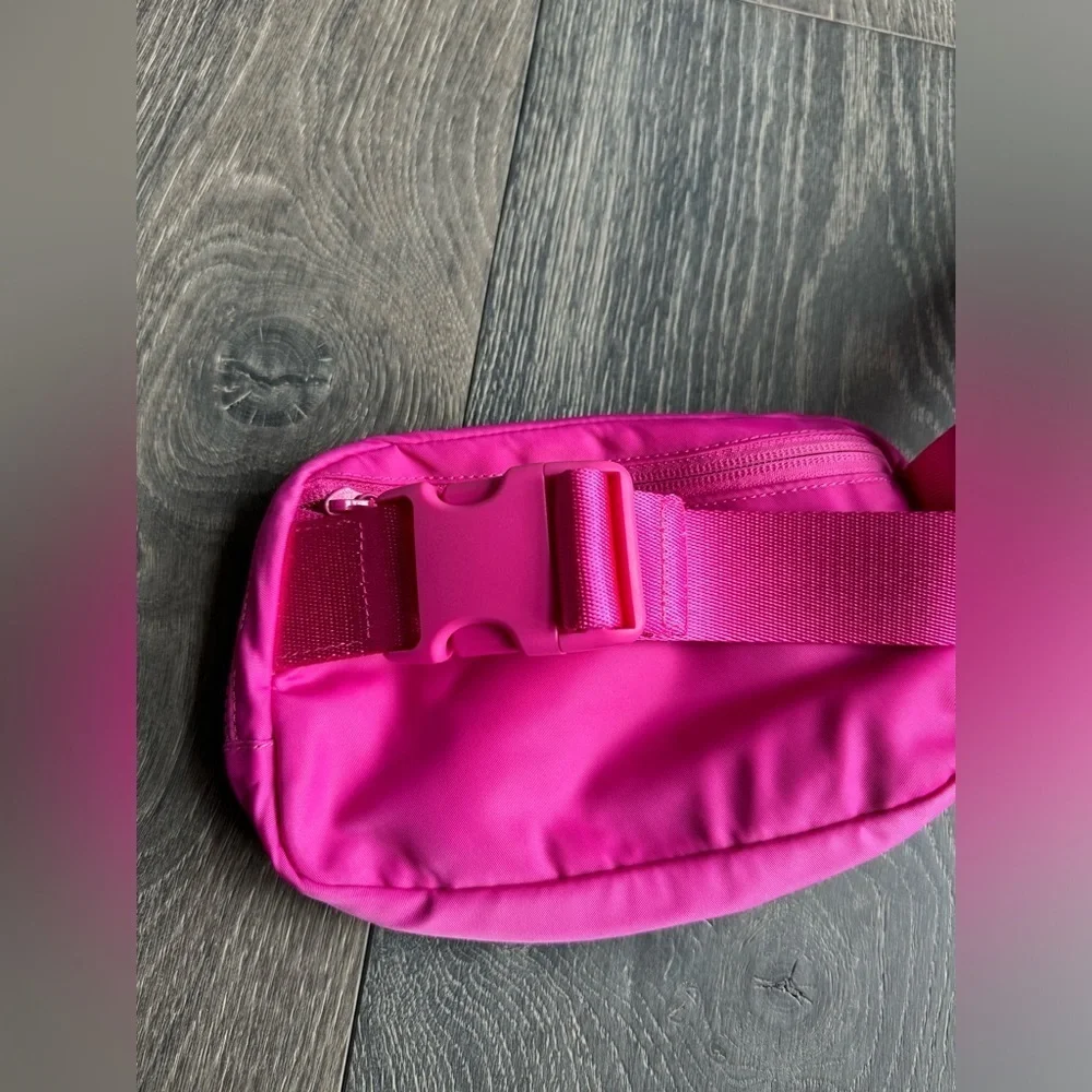 Lululemon Everywhere Belt Bag 1L in Sonic Pink